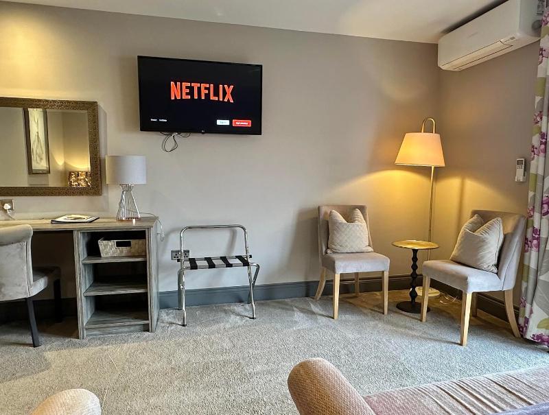 Family Room with Garden View image 4