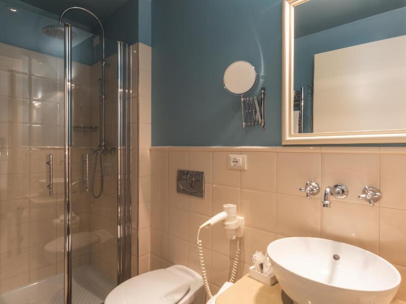 Double Room image 4