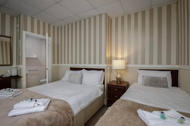 Standard Triple Room image 4