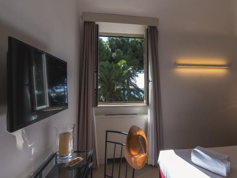 Double Room with Window Sea View  image 4