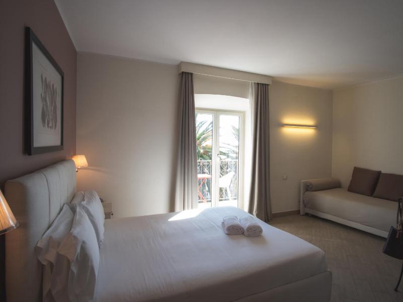 Deluxe Quadruple Room image 4
