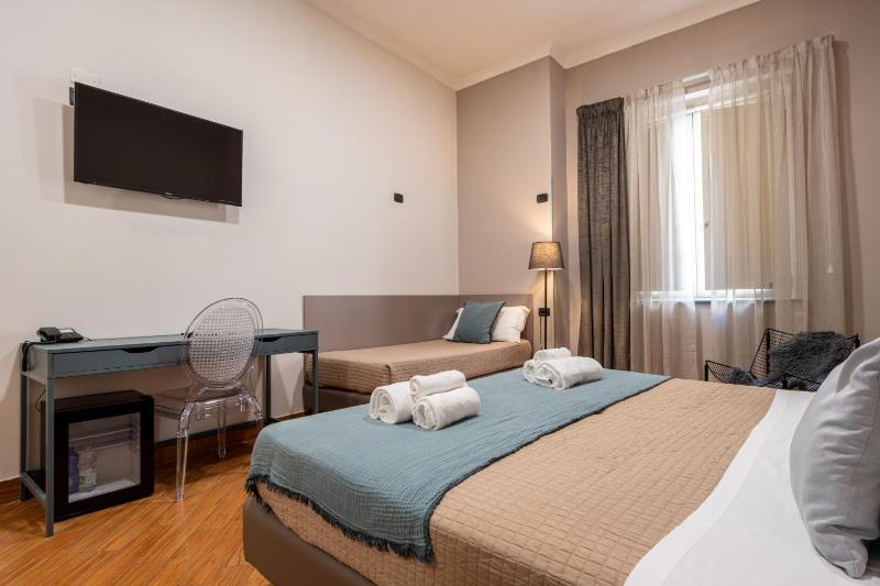 Deluxe Triple Room image 4