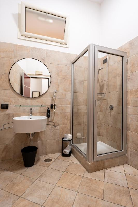 Deluxe Triple Room image 3