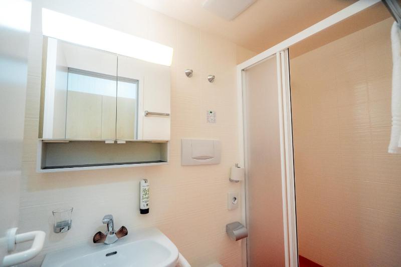 Small Double Room with Queensize Bed (140x200cm) image 2