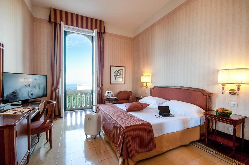 Double Room with Sea View image 1