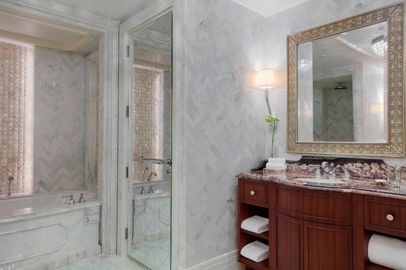 The St Regis Suite, 1 Bedroom Executive Suite, 1 King image 3