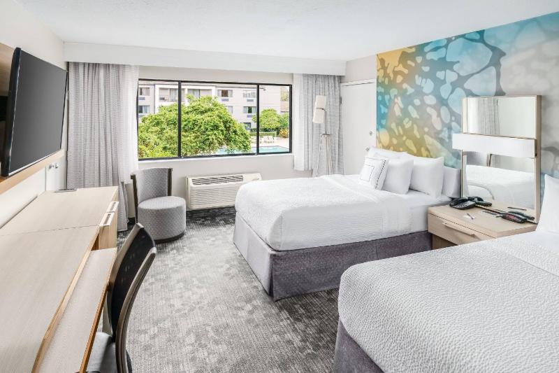 Queen Room with Two Queen Beds and Pool View image 1