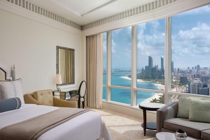 Superior Double Room with Two Double Beds and Partial Sea View image 4