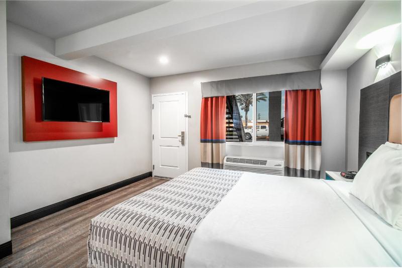 1 Queen Bed, Non Smoking, Accessible image 3