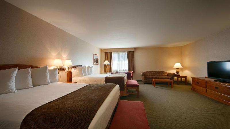Deluxe Queen Room with Two Queen Beds - Non-Smoking image 3