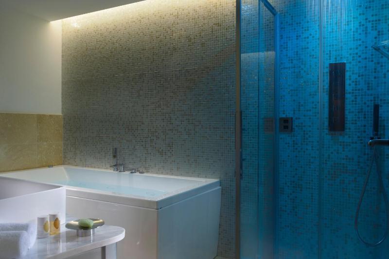 Junior Suite with City View image 4