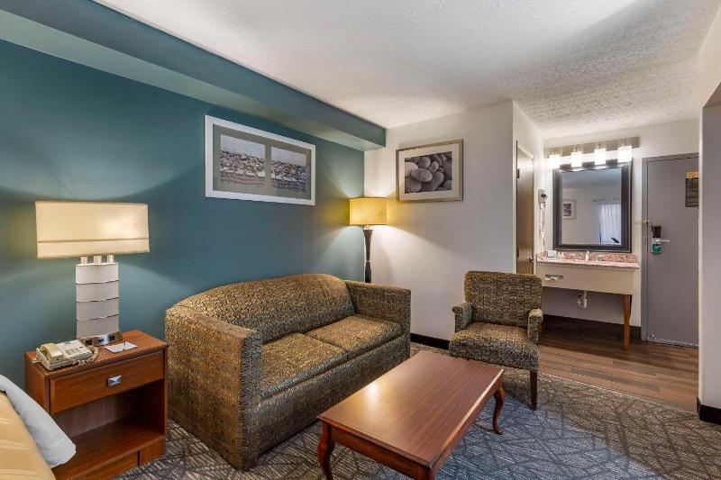 King Room with Sofa Bed - Non-Smoking image 4
