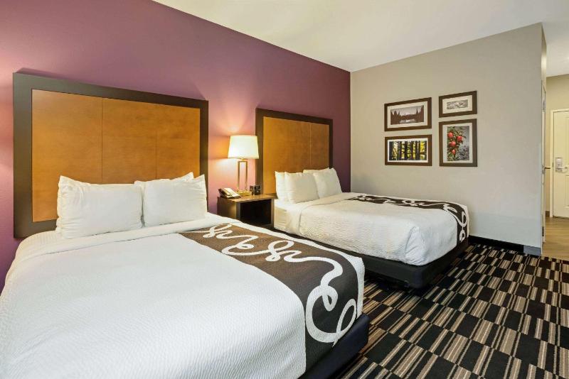 Queen Room with Two Queen Beds - Mobility Access/Non-Smoking image 2