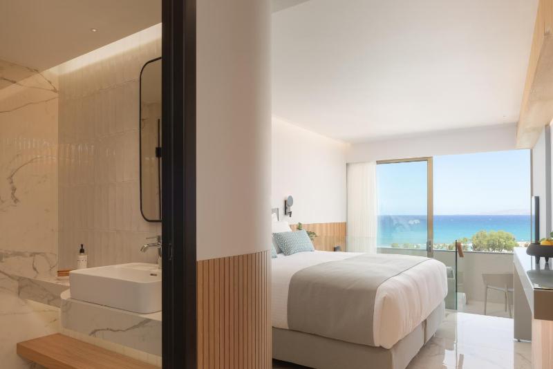 Premium Sea View Room image 3