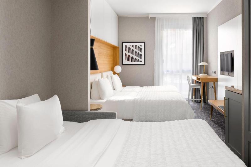 Superior Triple Room, Smaller Guest room, Limited view image 3