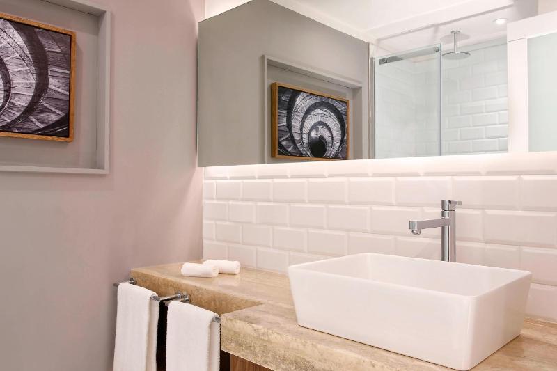 Deluxe Double Room, Larger Guest room, 1 King, Limited view image 3