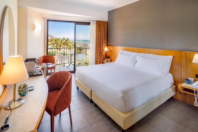 Classic Double Room with Partial Sea View image 3