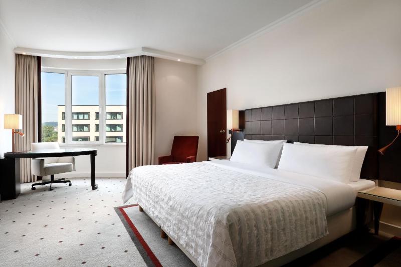 Superior King Room image 3