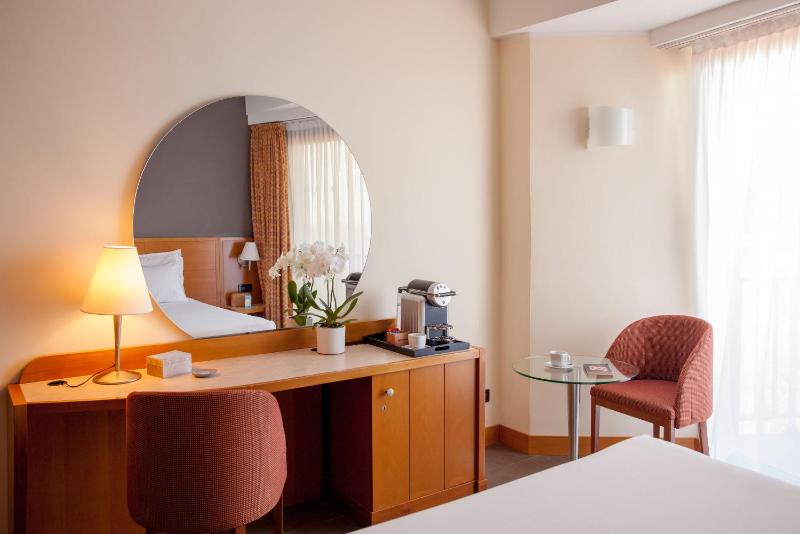 Classic Double Room with Partial Sea View image 4