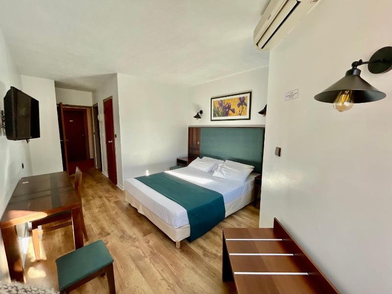 Double Room with Garden View image 4