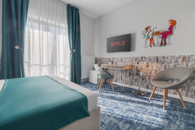 Deluxe Double Room with Balcony image 3
