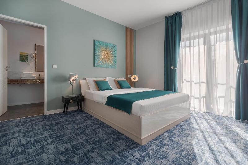 Deluxe Double Room with Balcony image 4