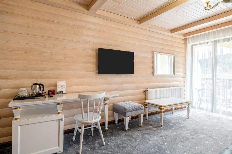 Deluxe Room with Mountain View and Spa Access image 4