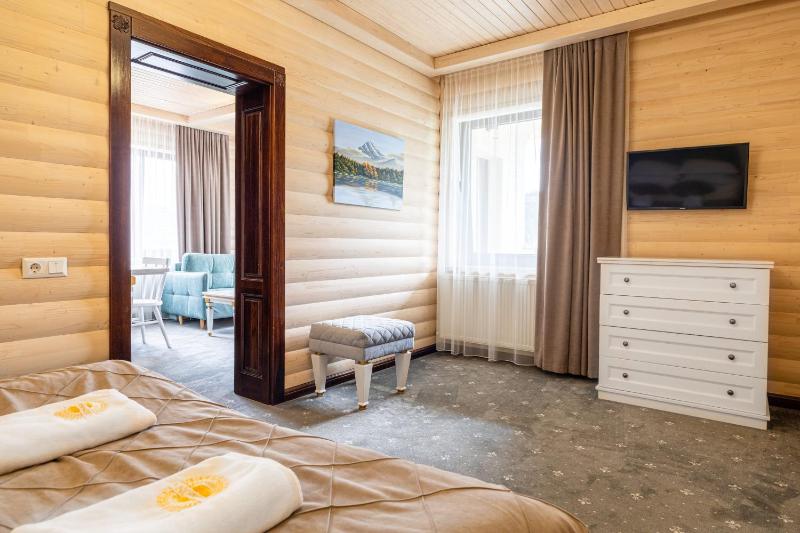 Suite with Mountain View and Spa Access image 2