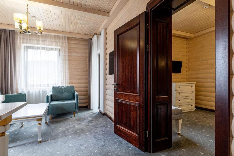 Suite with Mountain View and Spa Access image 3