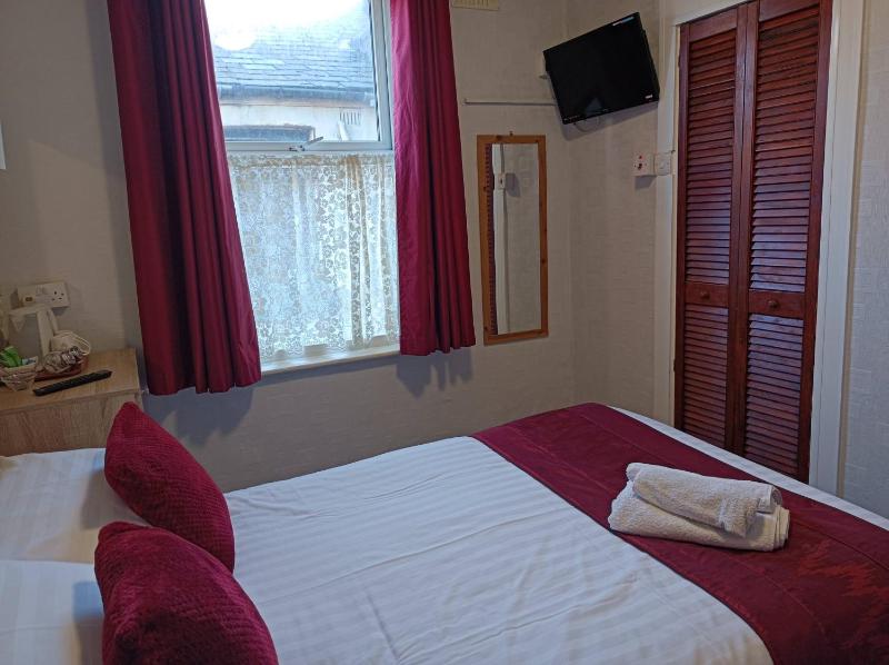 Small Double Room image 3