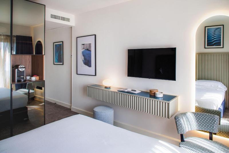 Superior Double Room with Sea View image 4