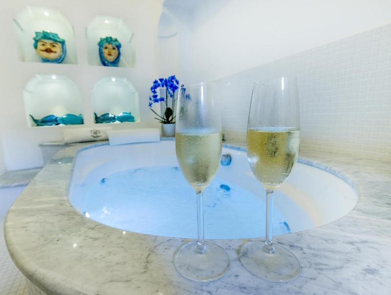 King Room with Spa Bath image 1