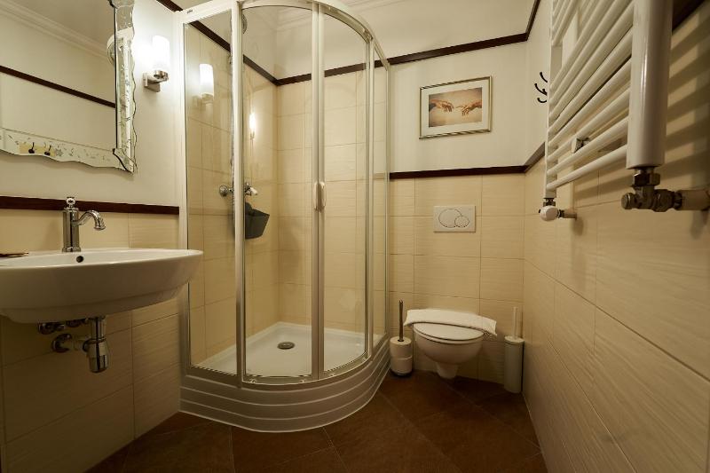 Classic Twin Room image 3