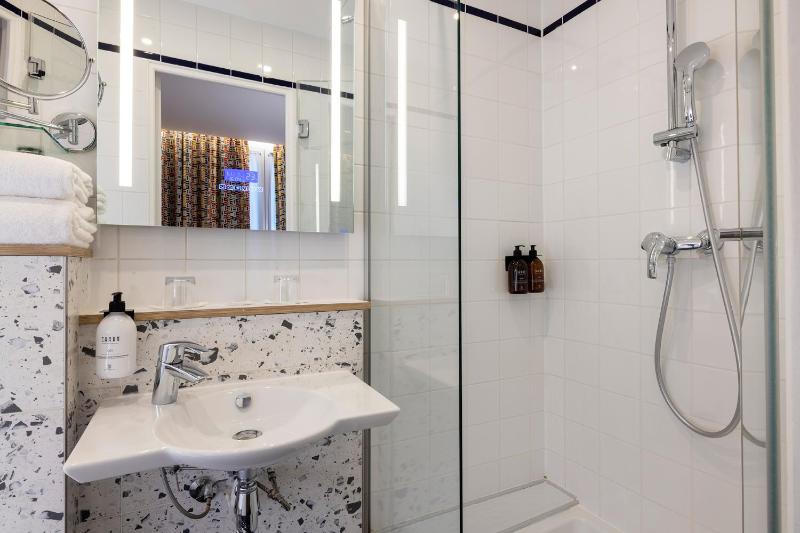 Large Double or Twin Room image 2