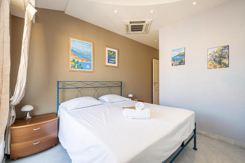 Victoria Bergamote Attic with Terrace and Sea View - Happy Rentals - image 13