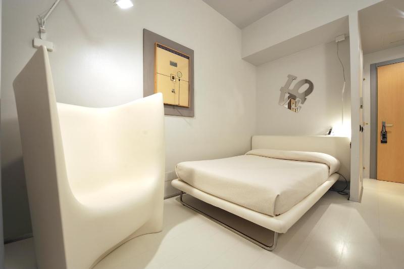 Single Room image 3