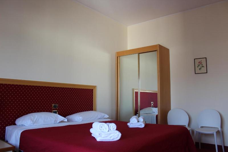 Basic Triple Room image 3