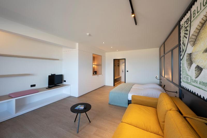 Twin Room with Sea View image 3