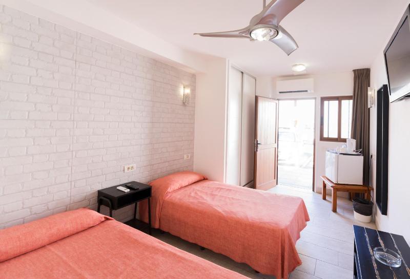 Twin Room with Private Bathroom image 4