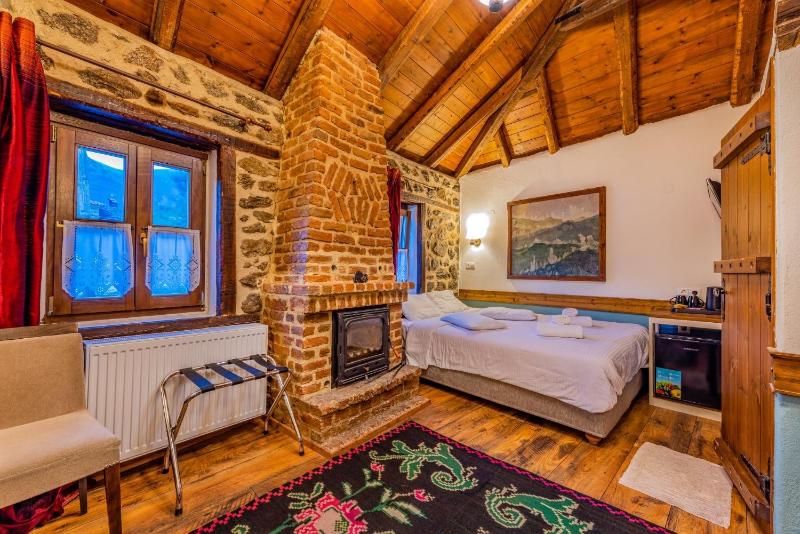 Triple Room with Fireplace image 1