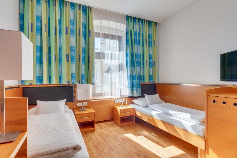 Standard Twin Room image 2