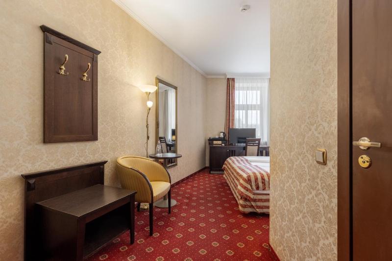 Standard Double or Twin Room image 4