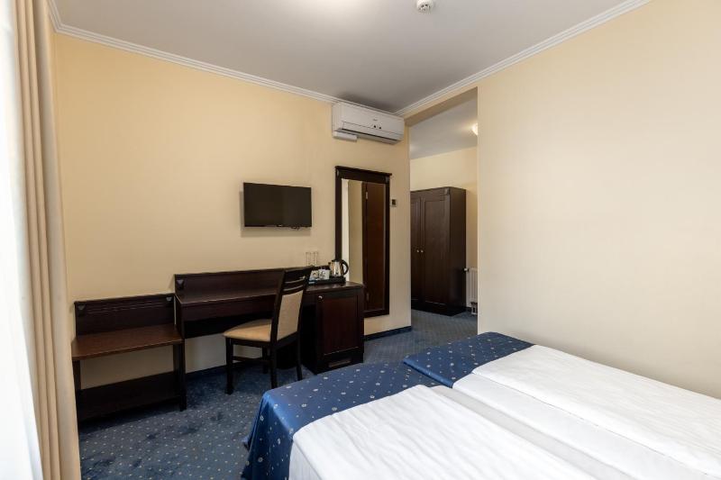 Small Double or Twin Room image 4