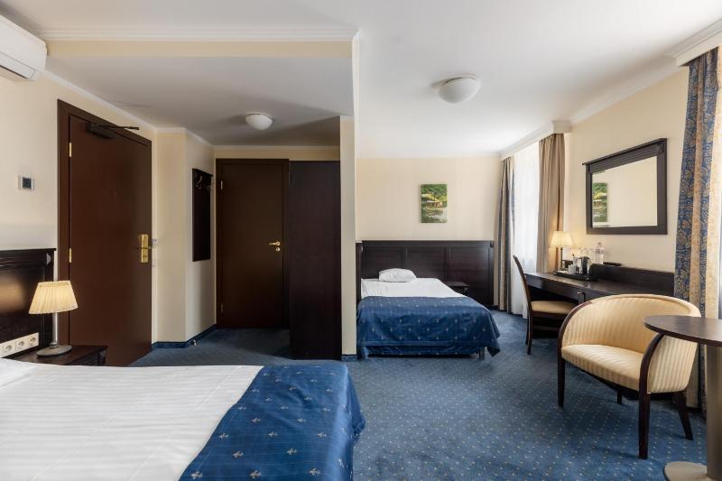 Standard Triple Room image 4