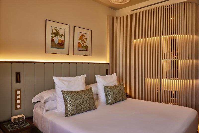 Standard Double Room image 4