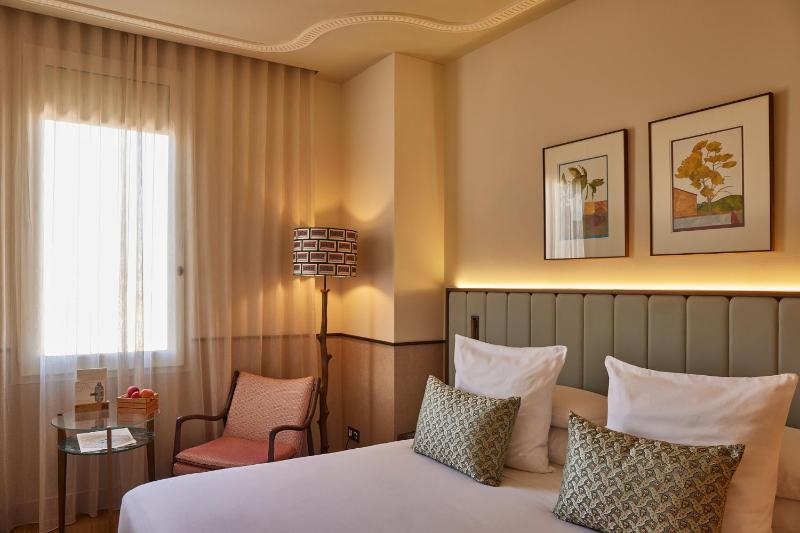 Standard Double Room image 3