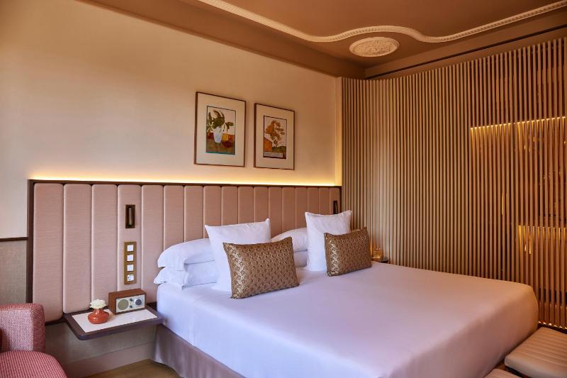 Deluxe King Room image 3