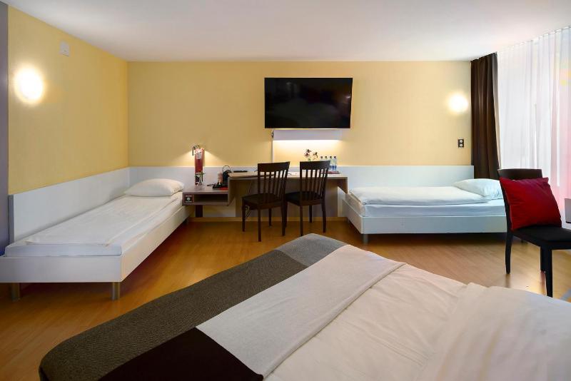 Deluxe Family Room image 4