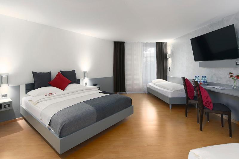 Deluxe Family Room image 3