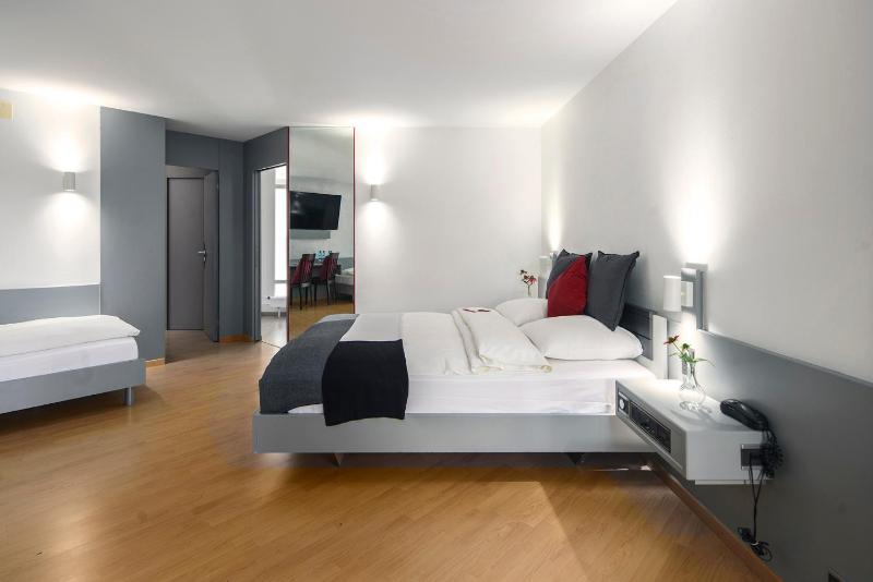 Deluxe Family Room image 2